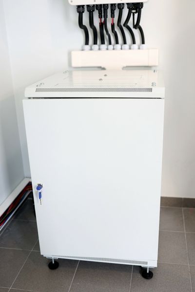 Шкаф для аккумуляторов Deye Dyness Pylontech с автоматическим подогревом  06032025942 фото