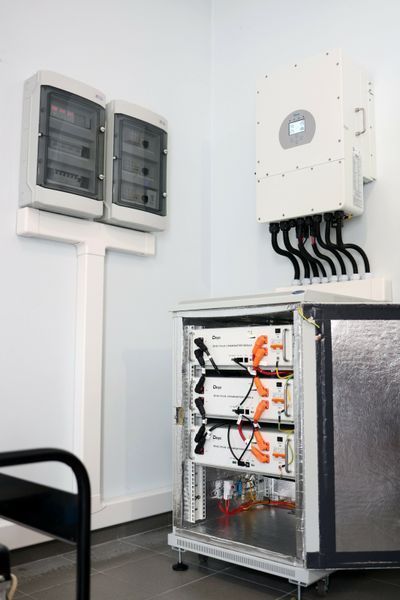Шкаф для аккумуляторов Deye Dyness Pylontech с автоматическим подогревом  06032025942 фото